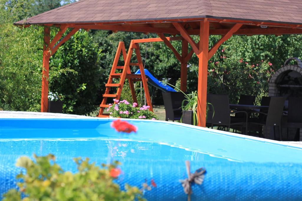 uma piscina com uma escada e uma escada em Marietta Apartman em Hévíz