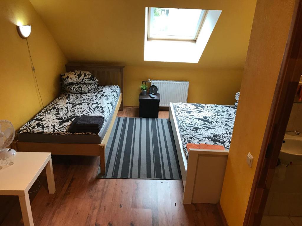 Habitación pequeña con cama y ventana en Lauku viesnīca Valdenrode, en Zaķumuiža