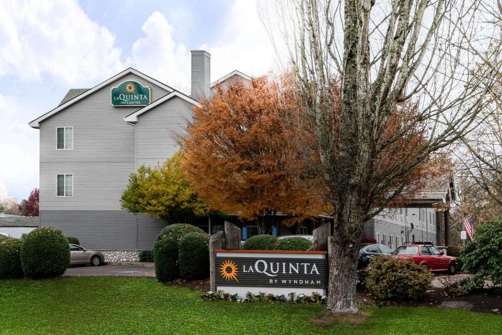budynek z znakiem przed nim w obiekcie La Quinta by Wyndham Eugene w mieście Eugene