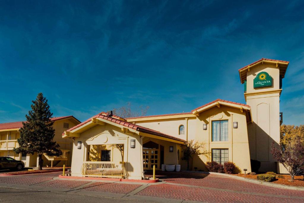 um edifício com uma torre de relógio em cima em La Quinta Inn by Wyndham Farmington em Farmington