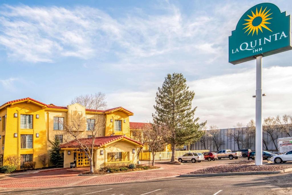 un panneau indiquant un hôtel devant un bâtiment dans l'établissement La Quinta Inn by Wyndham Colorado Springs Garden of the Gods, à Colorado Springs