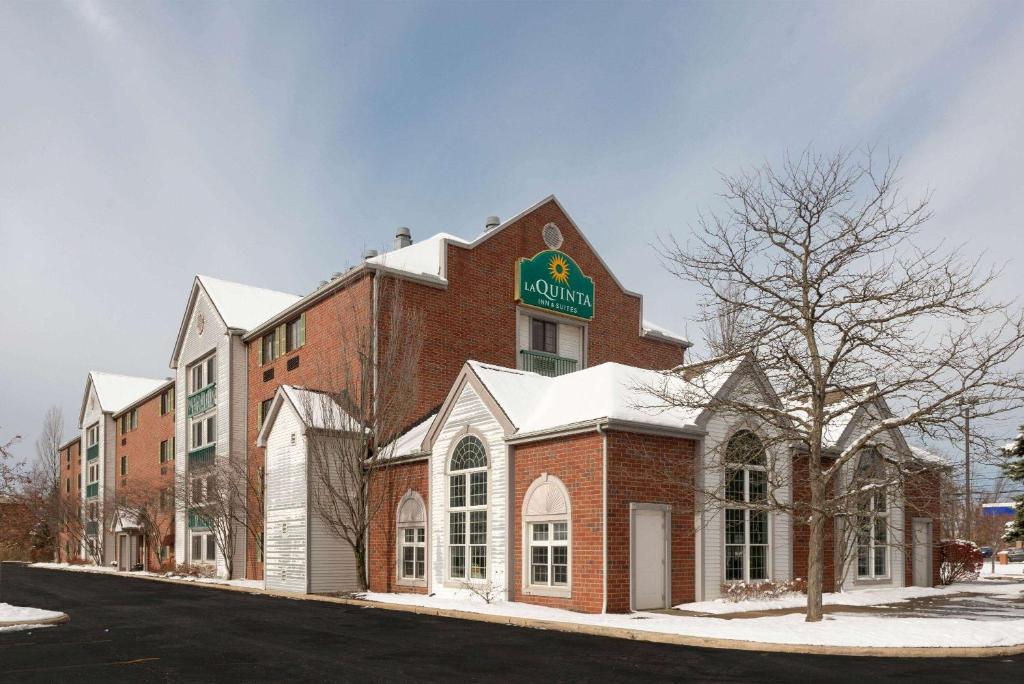 a large brick building with a sign on it at La Quinta by Wyndham Cleveland Macedonia in Macedonia
