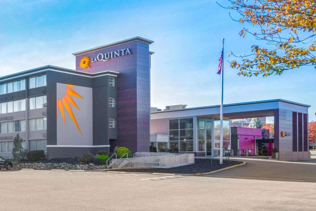 a building with aenna sign on the side of it at La Quinta by Wyndham Clifton/Rutherford in Clifton