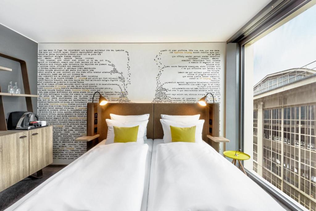 Postel nebo postele na pokoji v ubytování HYPERION Hotel Leipzig