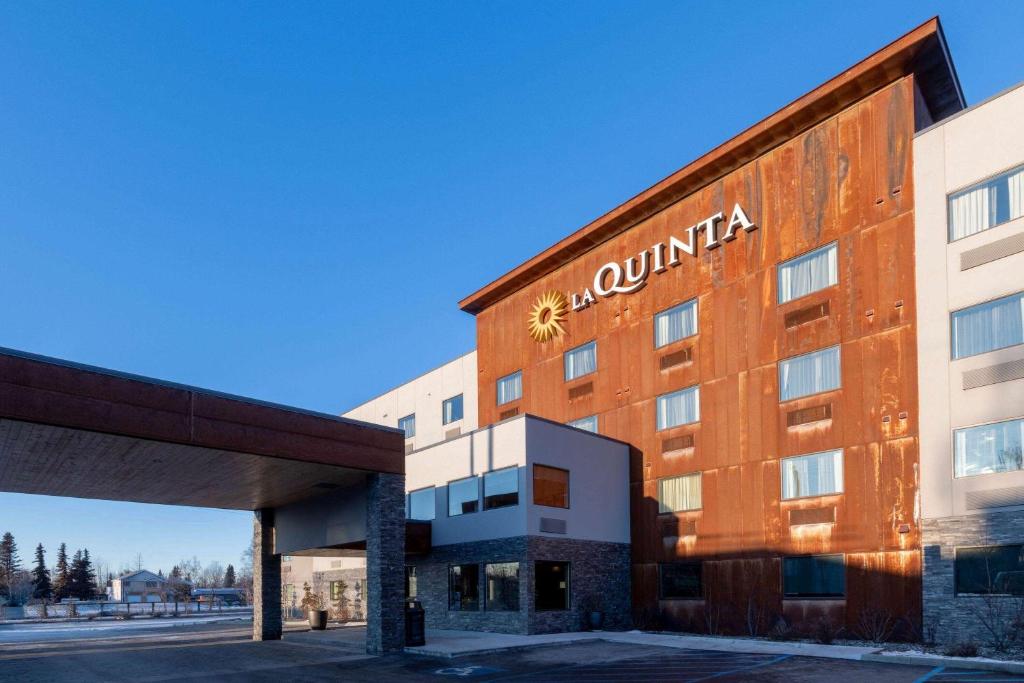 La Quinta by Wyndham Anchorage Airport في أنكوراج: مبنى عليه علامة quasar