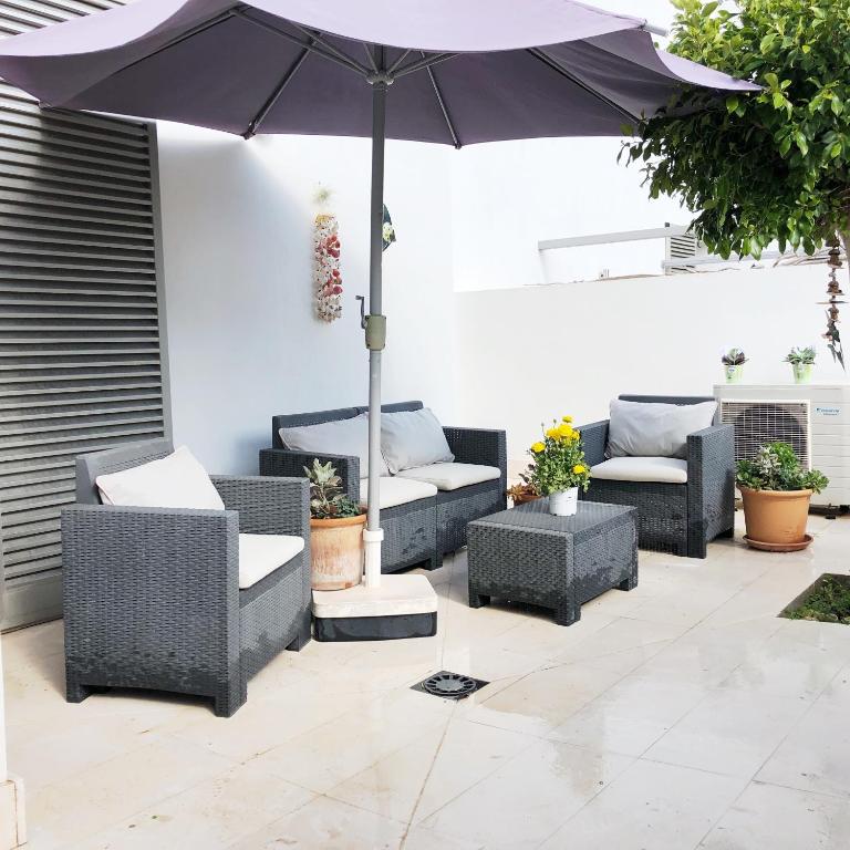 Posezení v ubytování Sunny Townhouse With Terrace in Son Serra