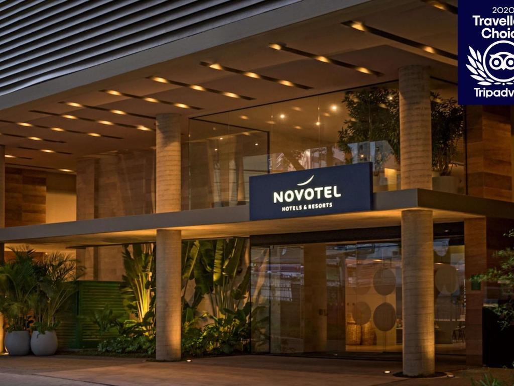 a building with a sign on the front of it at Novotel Curitiba Batel in Curitiba