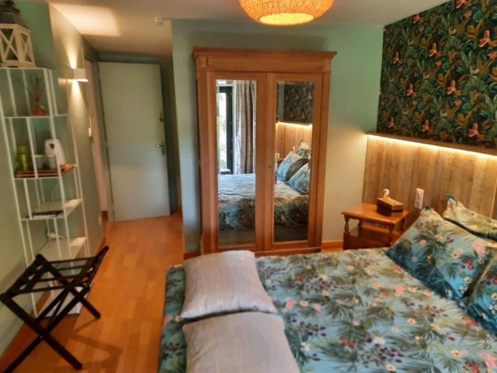 Gîte et Chambres d'Hôtes du Petit Moulin - Chambre Roi Avec Vue Sur Le Jardin
