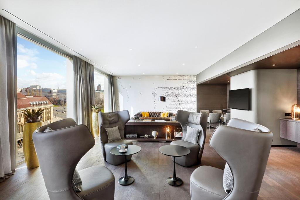 TV a/nebo společenská místnost v ubytování HYPERION Hotel Leipzig