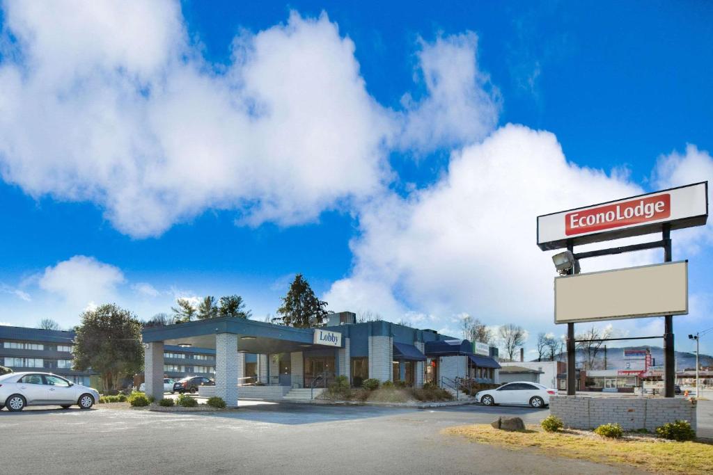 una gasolinera con coches aparcados en un aparcamiento en Econo Lodge Middlesboro, en Middlesboro