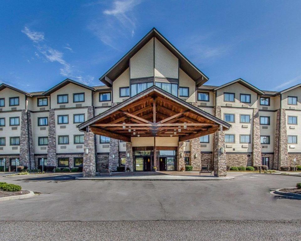 un gran edificio de apartamentos con un gran edificio en Comfort Inn and Suites Near Lake Guntersville, en Scottsboro