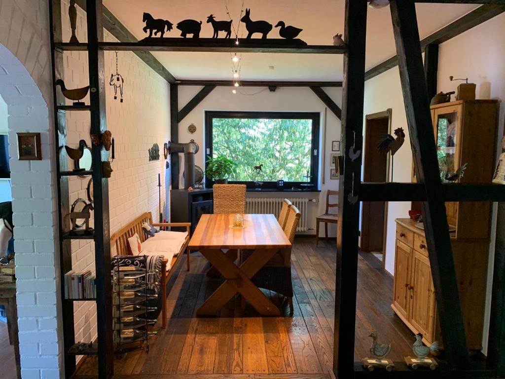 ピュンデリッヒにあるVias Ferienwohnungenの木製テーブルと窓が備わる客室です。