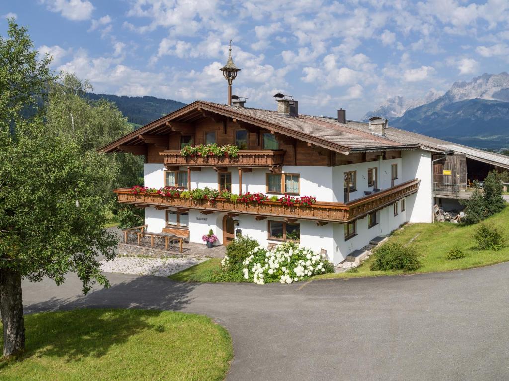een huis met bloemen erop bij Blattlhof in Sankt Johann in Tirol
