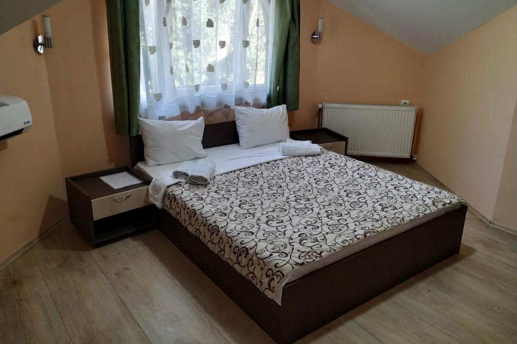 - une chambre avec un grand lit et des oreillers blancs dans l'établissement Restoran Filipovic, à Nova Varoš