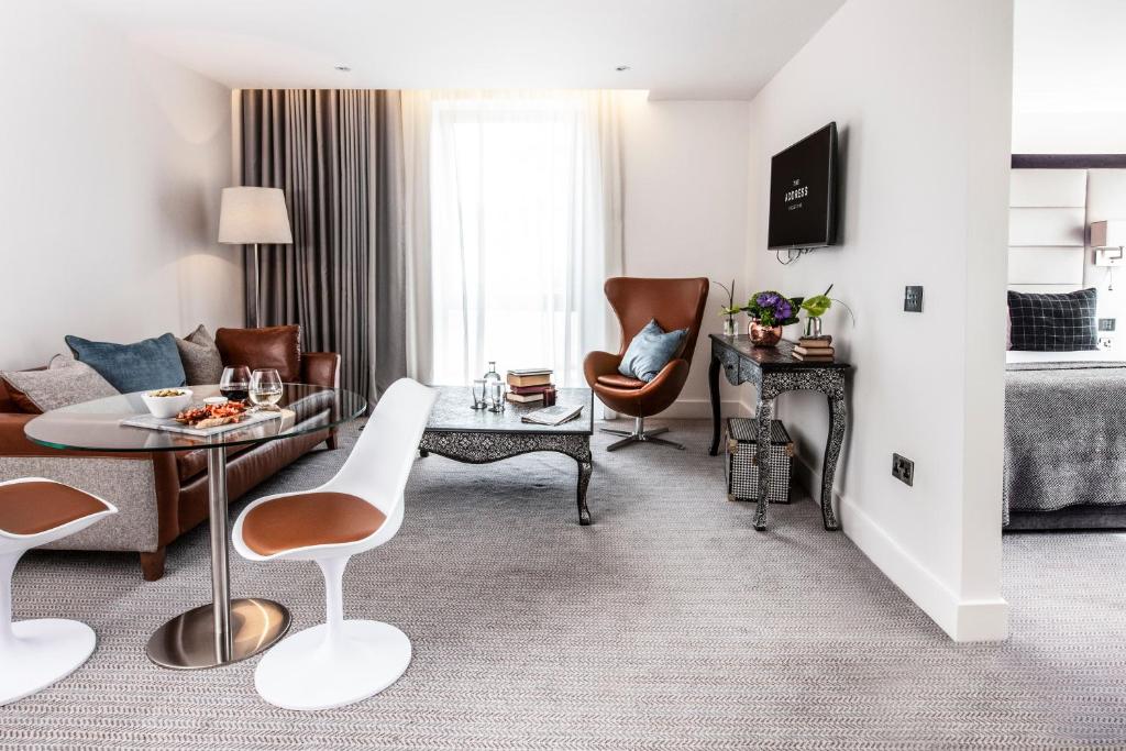 The Address Connolly - Resim 24