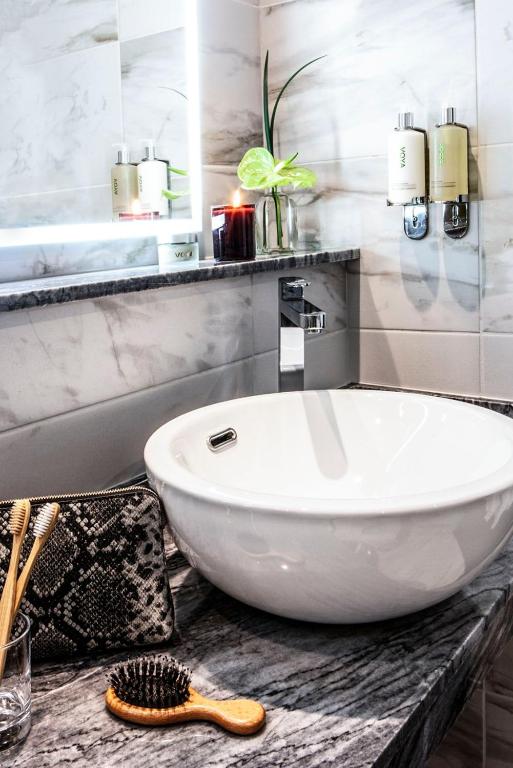 The Address Connolly - Resim 29