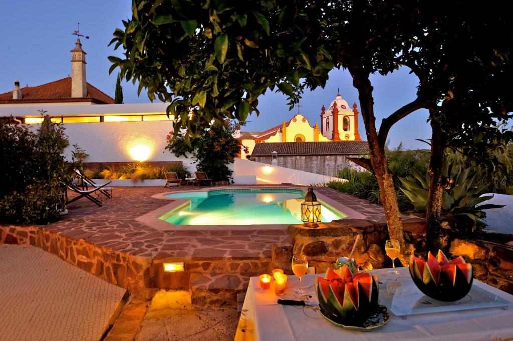 einen Hinterhof mit einem Pool und einem Haus in der Unterkunft Quintal do Castelo in Silves