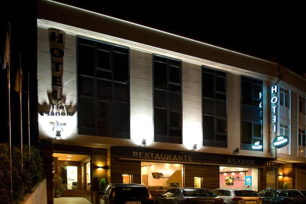 諾雅的住宿－Hotel · Restaurante Asador Tio Manolo，一座建筑,晚上停在前面