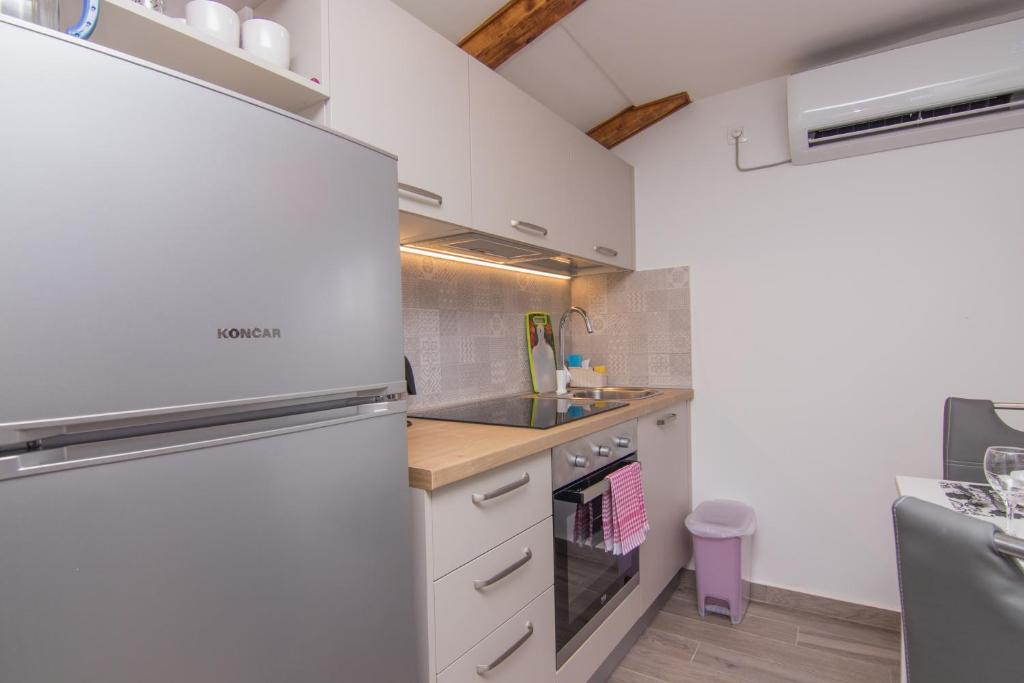 Kuchyň nebo kuchyňský kout v ubytování Apartmani Mario