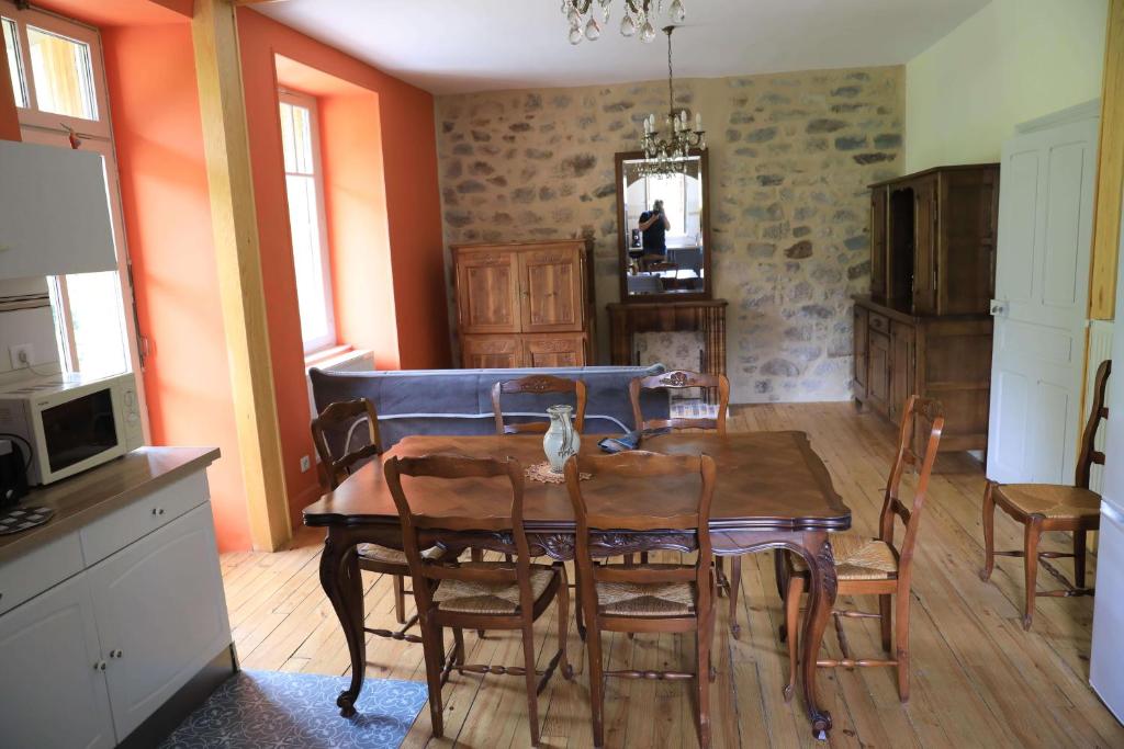 a dining room with a wooden table and chairs at Gîte de Truyère in Entraygues-sur-Truyère