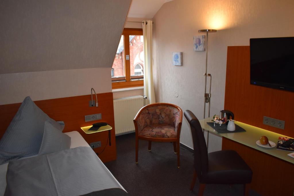 TV a/nebo společenská místnost v ubytování Hotel Neue Stuben