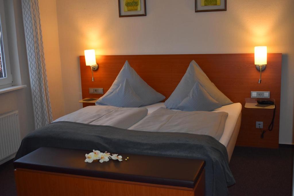 Postel nebo postele na pokoji v ubytování Hotel Neue Stuben