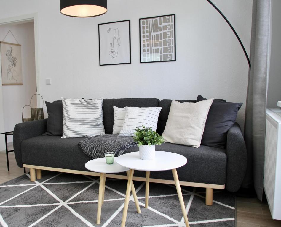 a living room with a couch and a table at Apartmenthaus in der Metzstraße in Bochum