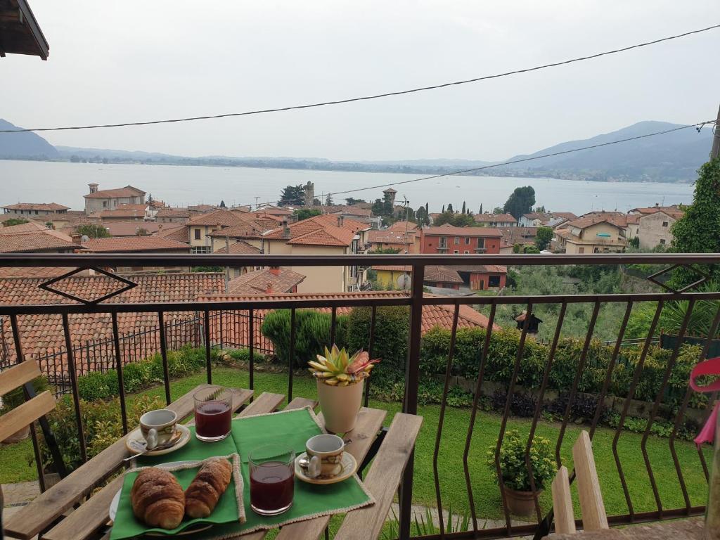 een tafel met brood en drankjes op een balkon met uitzicht bij Casa della Cascata in Predore