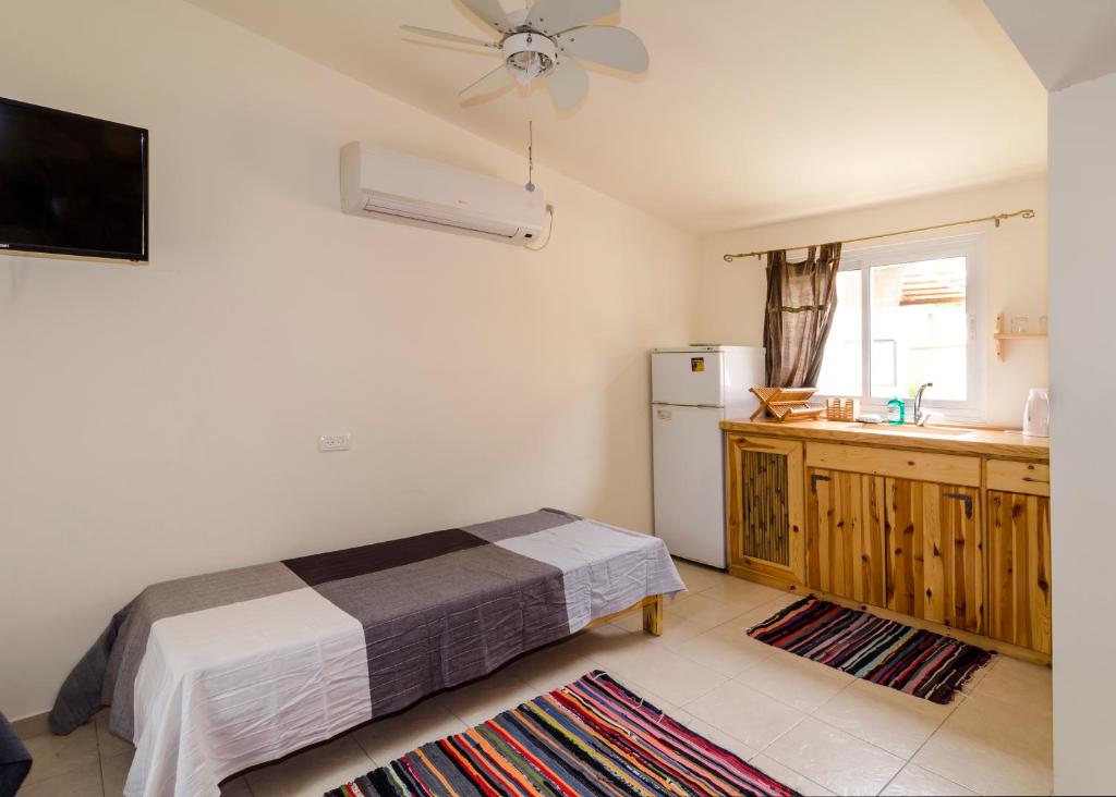 Postel nebo postele na pokoji v ubytování Desert Routes Inn Shvilim ba Midbar