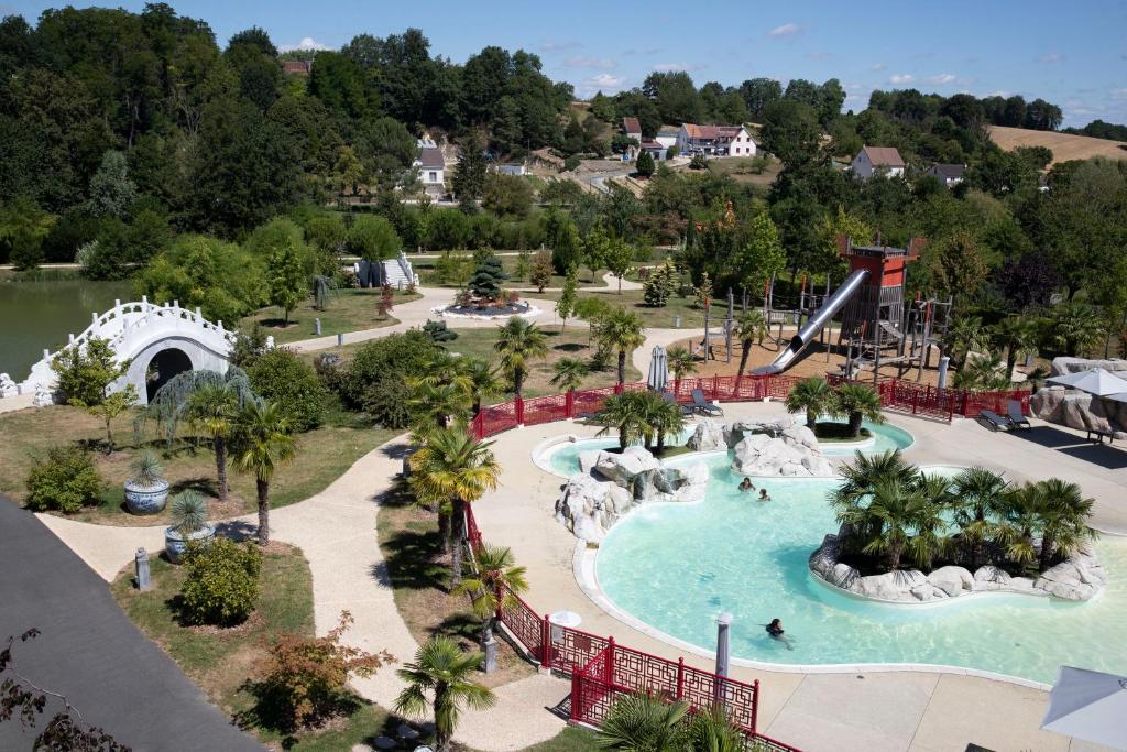 Bazén v ubytování Les Pagodes de Beauval nebo v jeho okolí