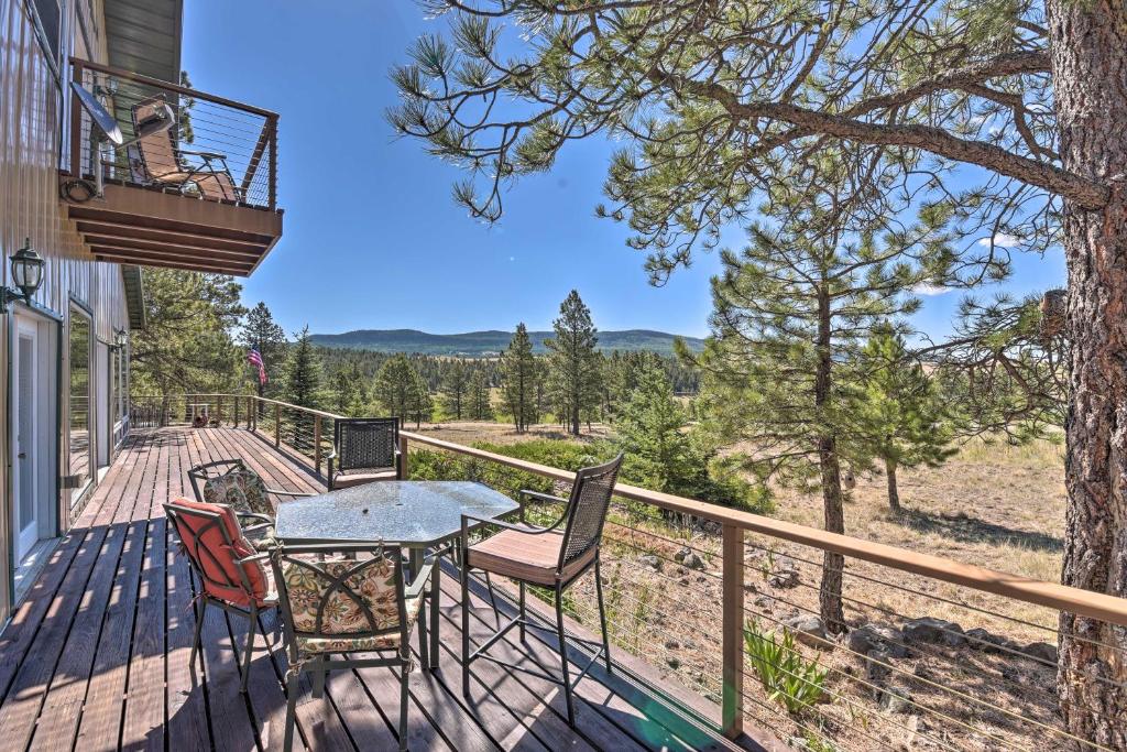 patio con tavolo e sedie su una terrazza di Spacious Mountain Home, 10 Mi to Angel Fire Resort ad Angel Fire