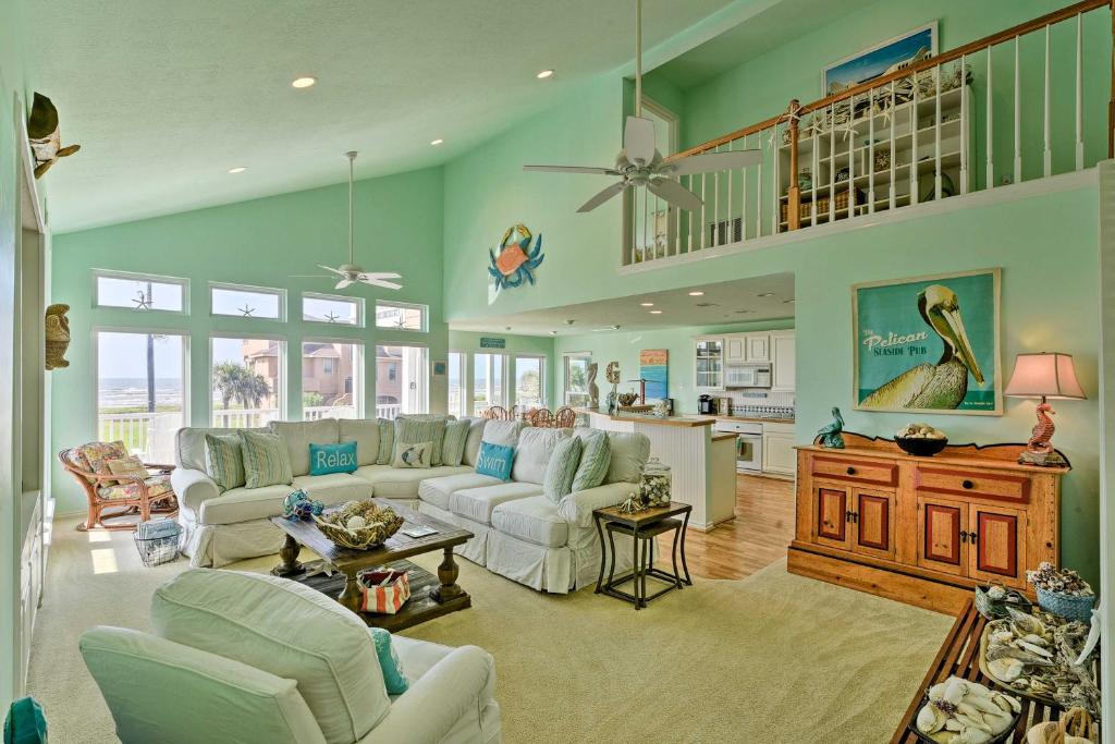 sala de estar con muebles blancos y cocina en Galveston Family Getaway, 1 Block to Beach!, en Galveston