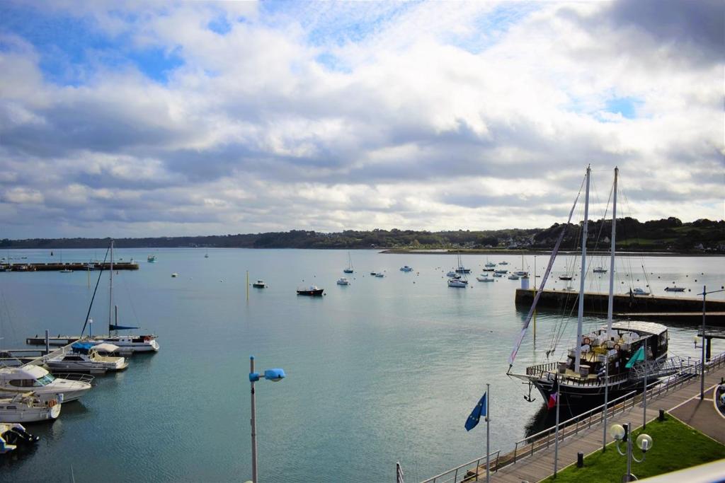 un groupe de bateaux amarrés dans un port dans l'établissement Superbe appartement TRES BELLE VUE MER à PERROS-GUIREC - Ref 823, à Perros-Guirec