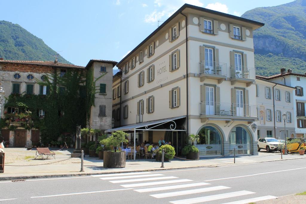 een groot gebouw aan de straatkant bij Hotel Capovilla in Pisogne