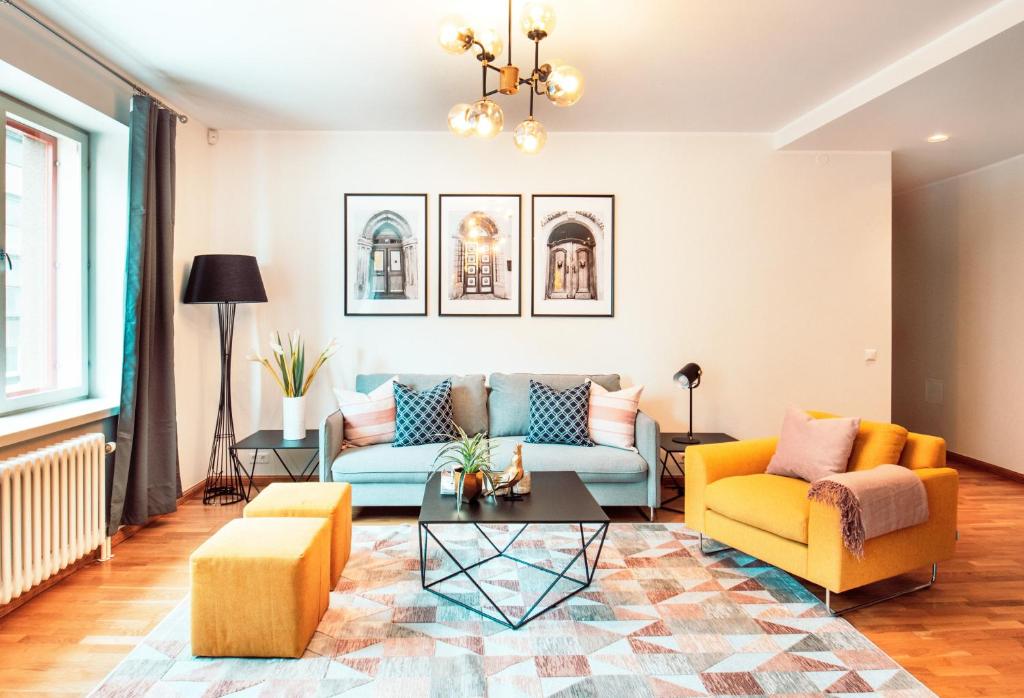 Una sala de estar con dos sofás y una mesa. en Tallinn City Apartments Freedom Square, en Tallin