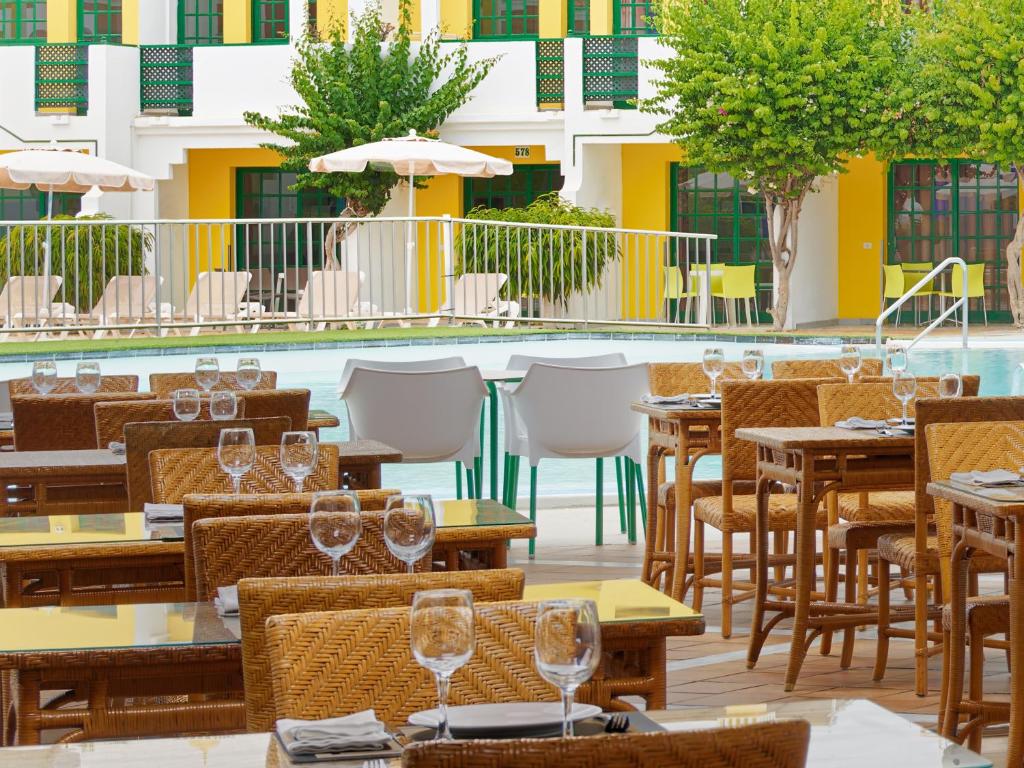 Reštaurácia alebo iné gastronomické zariadenie v ubytovaní Bungalows Vistaflor