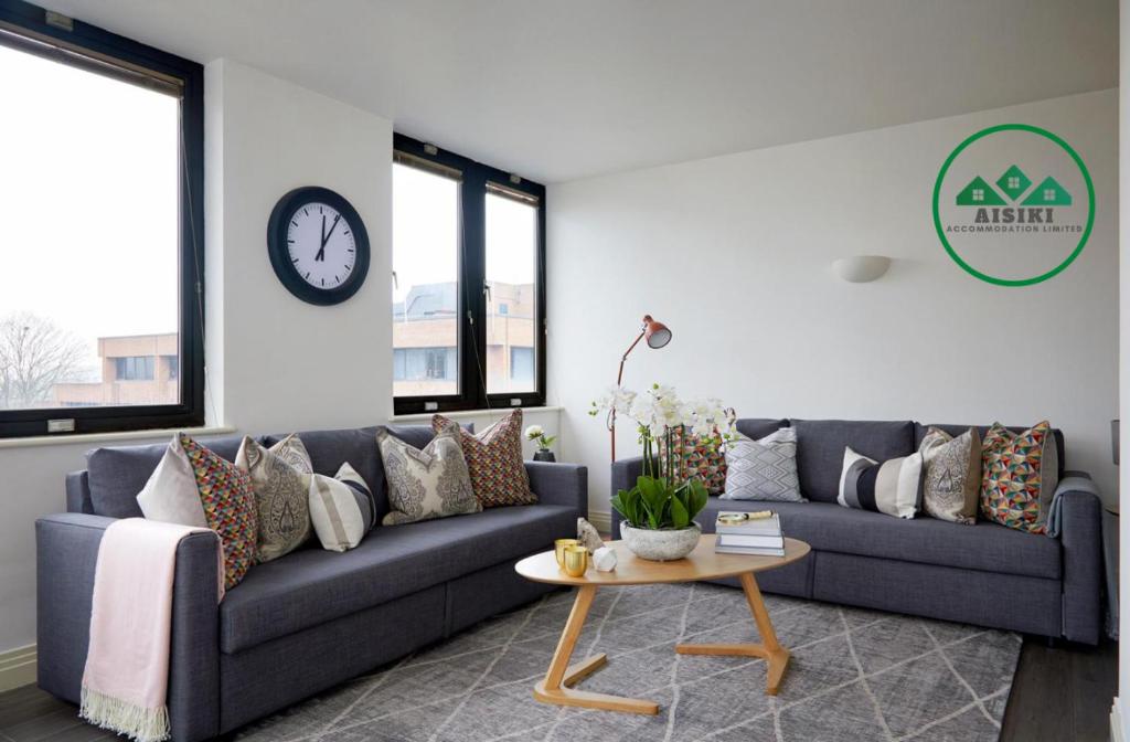 uma sala de estar com um sofá e uma mesa em Aisiki Living at Upton Rd, Multiple 1, 2, or 3 Bedroom Apartments, King or Twin beds with FREE WIFI and FREE PARKING em Watford