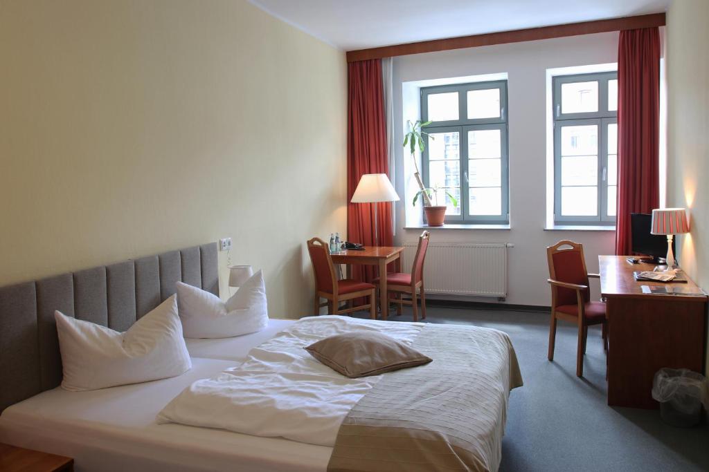 Postel nebo postele na pokoji v ubytování Hotel Zittauer Hof