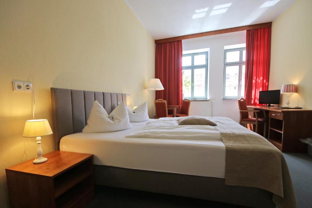Postel nebo postele na pokoji v ubytování Hotel Zittauer Hof