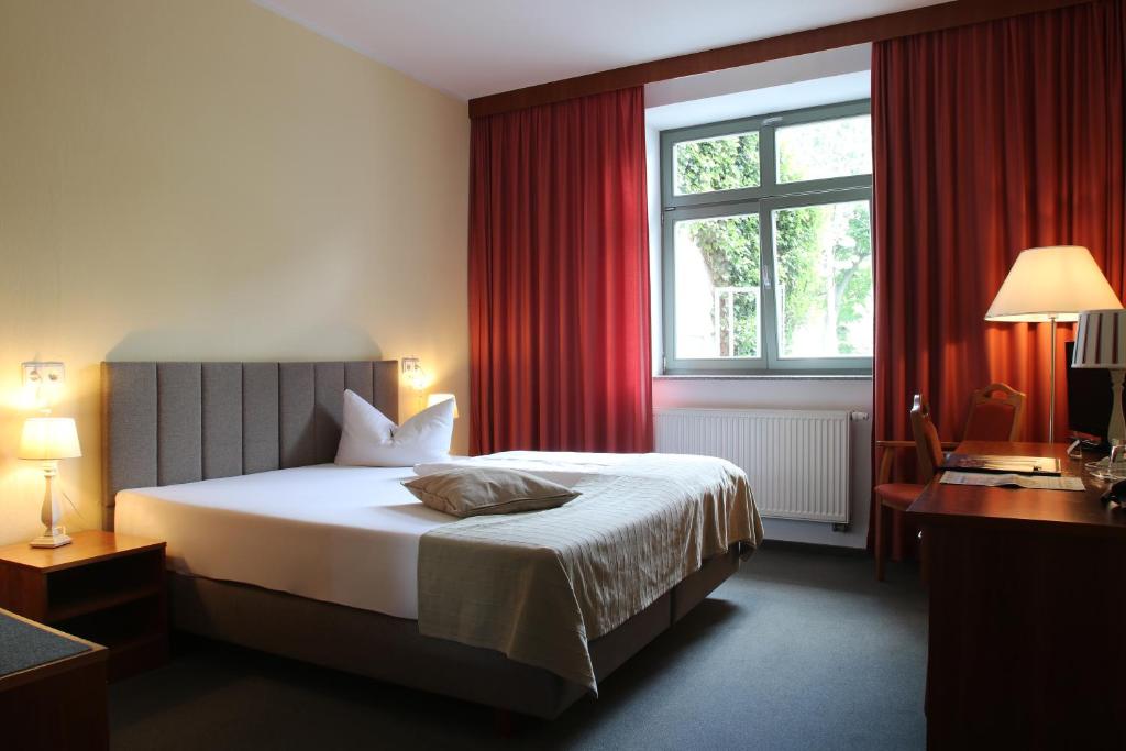 Postel nebo postele na pokoji v ubytování Hotel Zittauer Hof