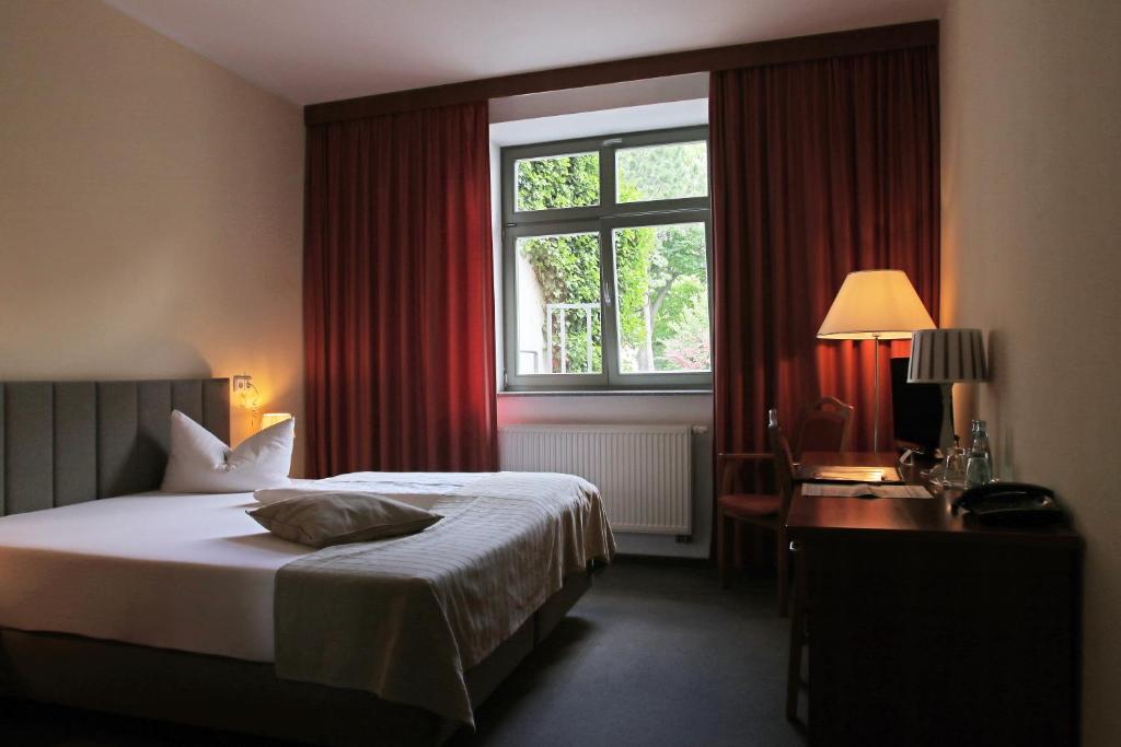 Postel nebo postele na pokoji v ubytování Hotel Zittauer Hof