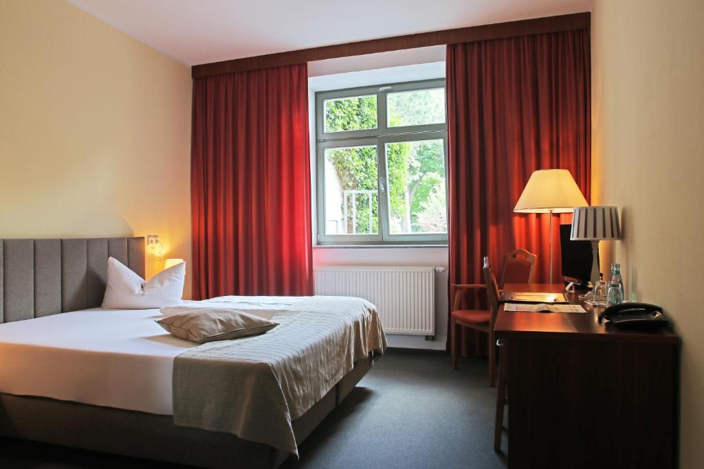 Postel nebo postele na pokoji v ubytování Hotel Zittauer Hof
