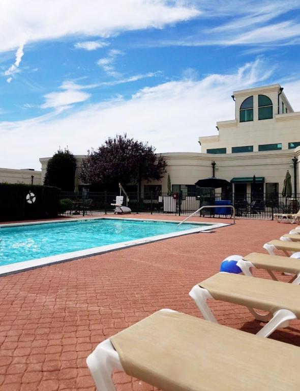 Bazén v ubytování Holiday Inn Plainview-Long Island by IHG nebo v jeho okolí