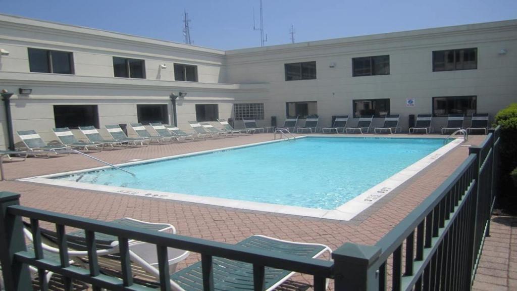 Bazén v ubytování Holiday Inn Plainview-Long Island by IHG nebo v jeho okolí