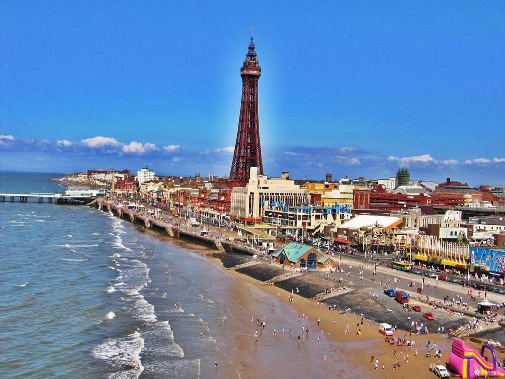 uma vista para uma praia com a torre Eiffel em The Driftwood Hotel em Blackpool