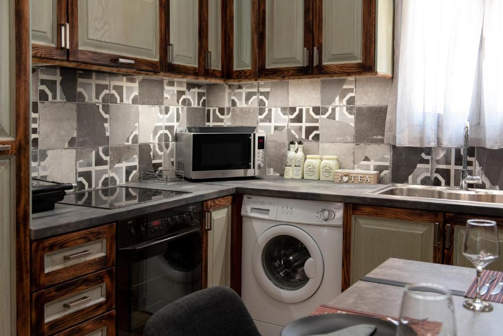 Kuchyň nebo kuchyňský kout v ubytování Aria apartment in the heart of Corfu city