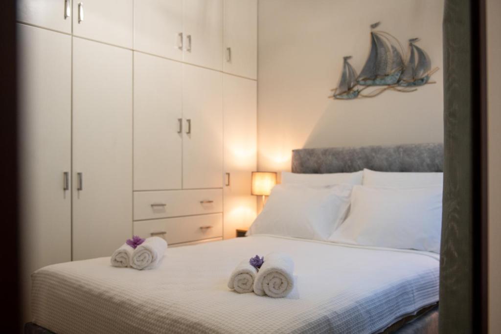 Postel nebo postele na pokoji v ubytování Aria apartment in the heart of Corfu city