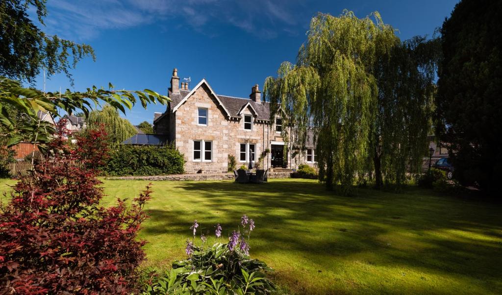 a large house in the middle of a yard at Croft Na Coille in Pitlochry