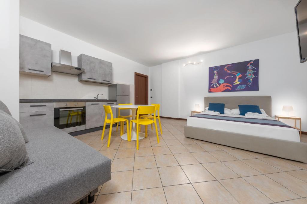 ローにあるCasa da Suite Starのベッドルーム1室(ベッド1台、テーブル、黄色い椅子付)