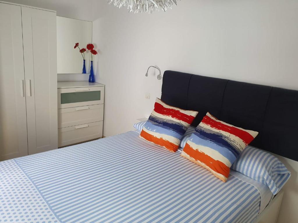 プエルト・デ・ナオスにあるApartamento calasのベッドルーム1室(黒いヘッドボードと枕付きのベッド1台付)